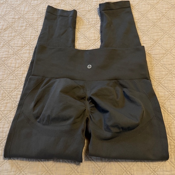 HALARA OneForm Seamless Flow HighWaisted Ruched 7/8 Yoga Leggings - Picture 3 of 5